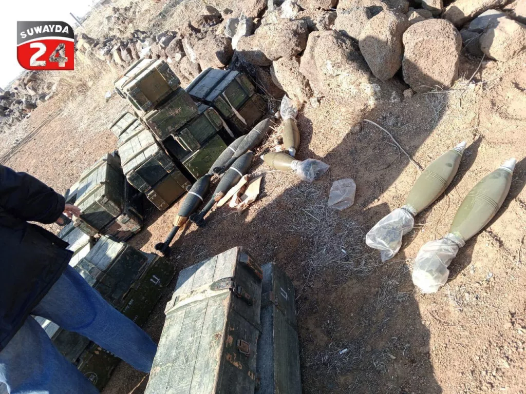 Очередной штрих современной Сирии - местные жители в провинциях Даръа и Эс-Сувейда потрошат ящики с боеприпасами на брошенных военных базах бывшей сирийской армии