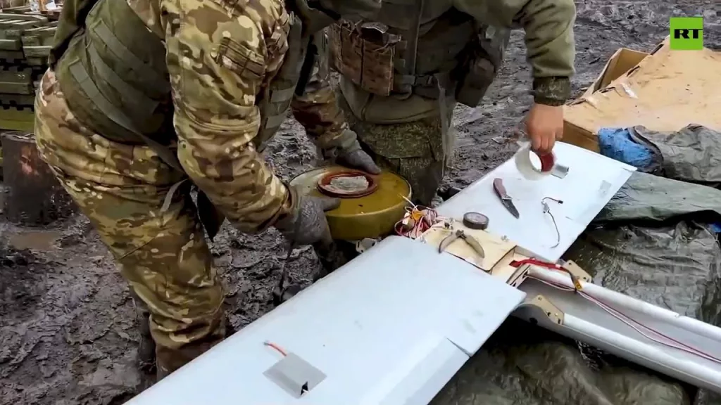 Операторы БПЛА группы «Конторы» 1-й танковой армии на Купянском направлении применяют в качестве БЧ для FPV-дронов самолётного типа «Молния-2»