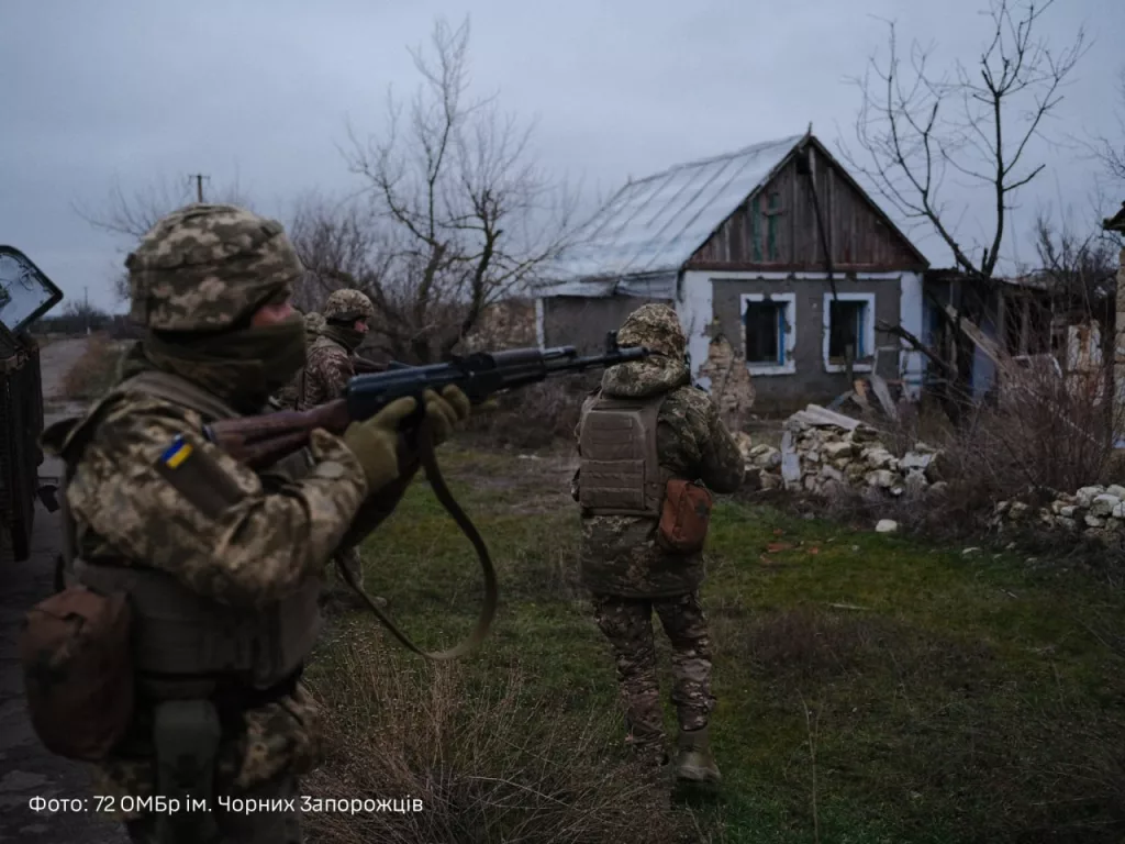Свежее пополнение 72-й мехбригады ВСУ, утратившей боеспособность после боев за Угледар, проводит тренировки в Херсонской области вместе с закованным в антидроновую клетку БТР-80