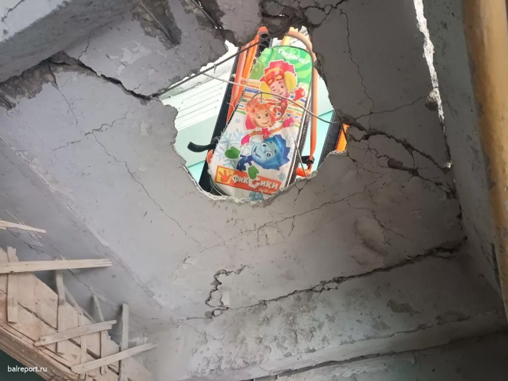 Взрывное устройство сдетонировало у подъезда многоэтажки в Саратовской области. Предположительно — это попытка теракта, сообщили местные СМИ