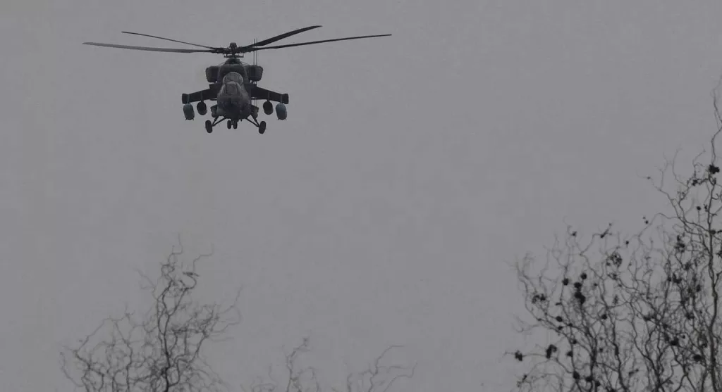 25.02.2022. Ми-35М ВКС РФ сопровождают одну из колонн на Херсонском направлении