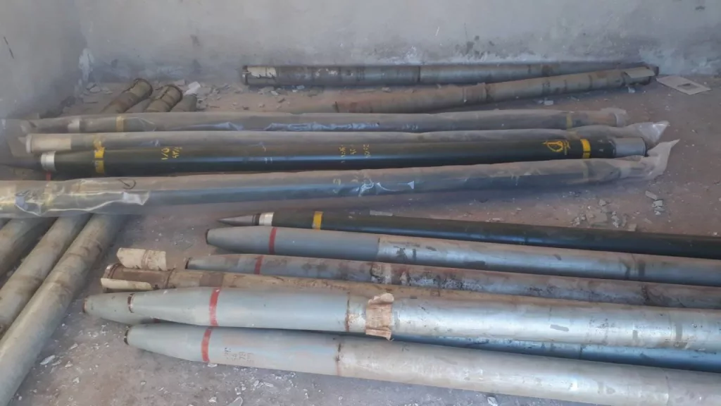 Очередной штрих современной Сирии - местные жители в провинциях Даръа и Эс-Сувейда потрошат ящики с боеприпасами на брошенных военных базах бывшей сирийской армии