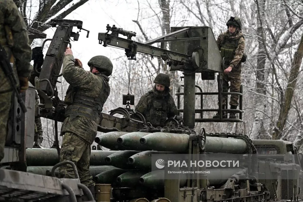 Процесс заряжания БМ 9П140 из ТЗМ 9T452 РСЗО 9К57 «Ураган» группировки войск «Центр» на Покровском (Красноармейском) направлении