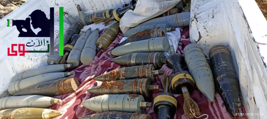 Очередной штрих современной Сирии - местные жители в провинциях Даръа и Эс-Сувейда потрошат ящики с боеприпасами на брошенных военных базах бывшей сирийской армии