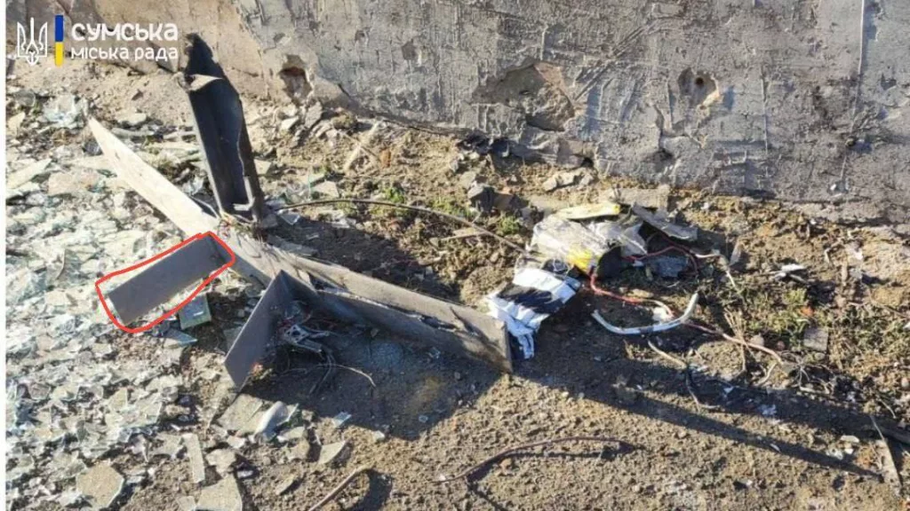 Обломки и боевая часть пока неизвестного дрона-камикадзе, с недавних пор применяемого ВС РФ в Сумской области