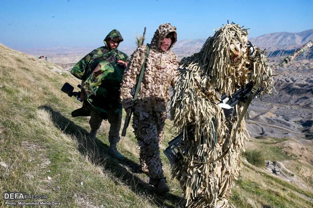 Военнослужащие одного из подразделений сухопутных войск КСИР Ирана с российскими снайперскими винтовками Орсис Т-5000М. Кадры сделаны в ходе учений «Великий пророк-19»