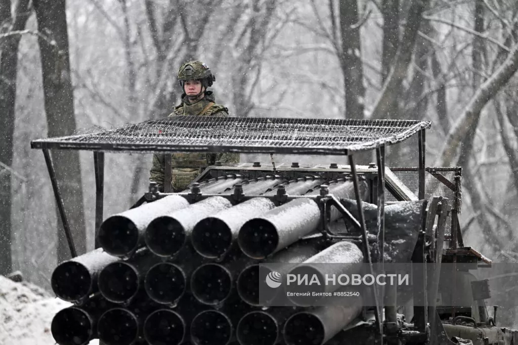 Процесс заряжания БМ 9П140 из ТЗМ 9T452 РСЗО 9К57 «Ураган» группировки войск «Центр» на Покровском (Красноармейском) направлении