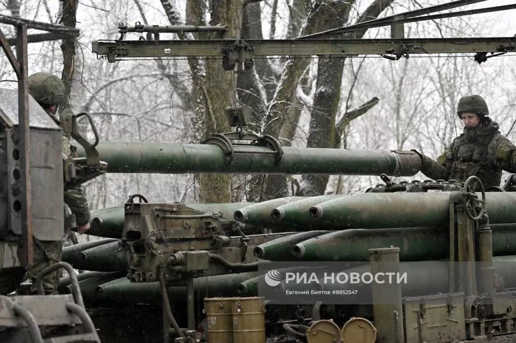 Процесс заряжания БМ 9П140 из ТЗМ 9T452 РСЗО 9К57 «Ураган» группировки войск «Центр» на Покровском (Красноармейском) направлении