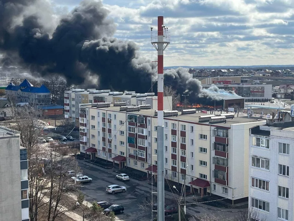 В Белгородской области полыхает торговый центр — стены рушатся, дым взмывает в воздух, кто-то из местных уже грустит о потере любимых магазинов