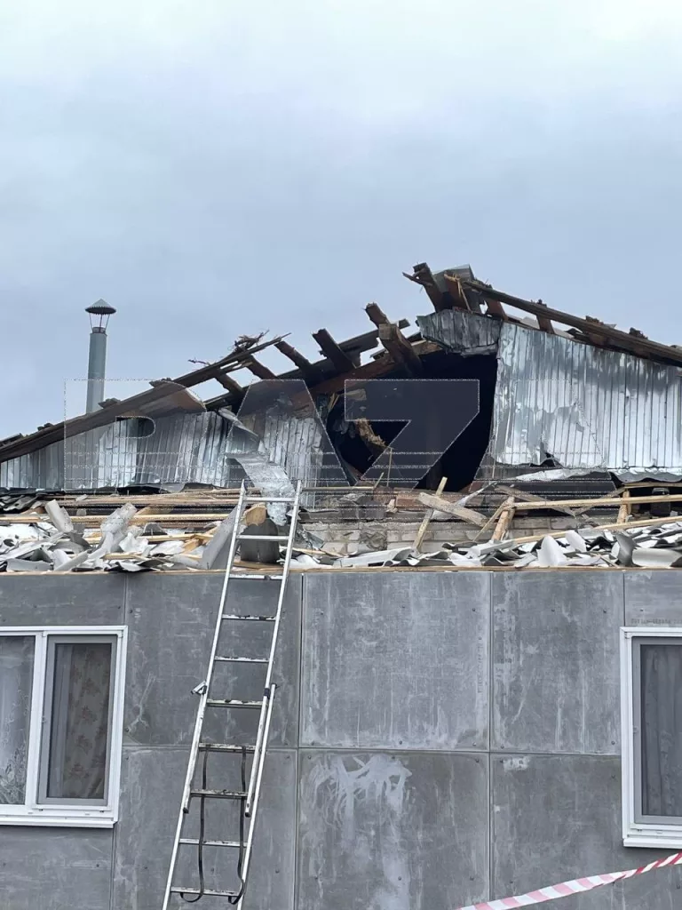 В жилой дом в Воронежской области прилетел беспилотник. Один из жителей за несколько минут до взрыва «пошёл в гараж слушать Соловьёва»