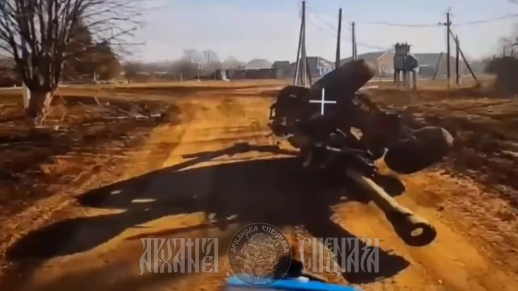 Британская 105-мм гаубица L119, потерянная противником прямо на ходу во время отвода артиллерии из села Казачья Локня в Курской области