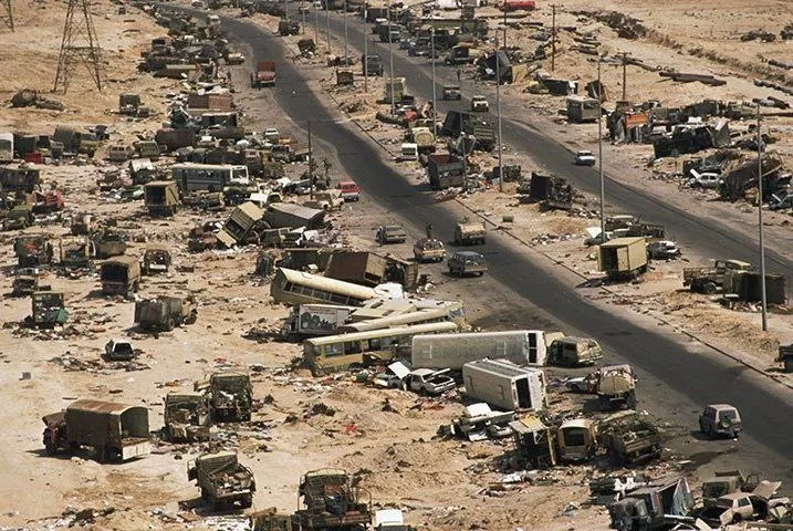 На фоне отступления ВСУ из Курской области некоторые вспоминают знаменитое "Шоссе Смерти", на котором отступающие из Кувейта по шоссе войска Ирака подверглись избиению с воздуха