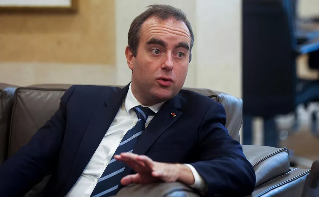 Около 15 стран готовы участвовать в обеспечении гарантий безопасности Украины. Об этом сообщил министр обороны Франции Себастьян Лекорню