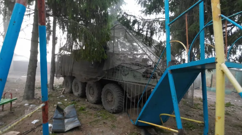 Брошенные в Судже БТР M1126 Stryker и M113 при отступлении украинской армии, ставшие трофеями ВС РФ