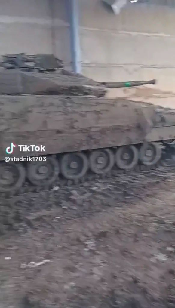 Спрятанные в одном укрытии БМП CV9040C, два танка Strv 122, танк Leopard 2A6 и грузовой автомобиль MAN HX18 ВСУ