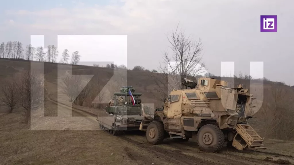 Эвакуация фактически уничтоженного M1124 MaxxPro и подбитого БТР-4Е украинской армии в Курской области