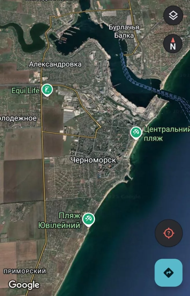 После налёта дронов полностью обесточен город Ильичевск (Черноморск) Одесской области. Взрывы прогремели на подстанции и в портовой зоне