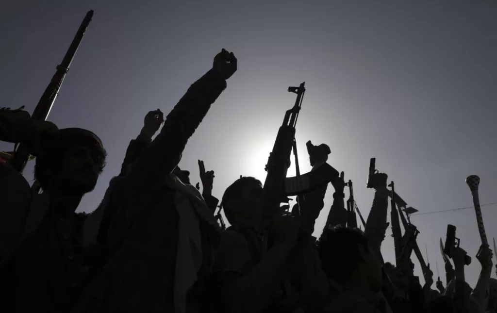 Хуситы пригрозили США ударами по судам в Красном море