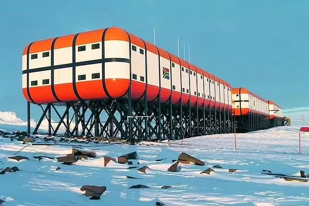 Учёные из ЮАР, застрявшие в Антарктиде, молят о спасении. Они утверждают, что один из членов их группы угрожает убить коллегу