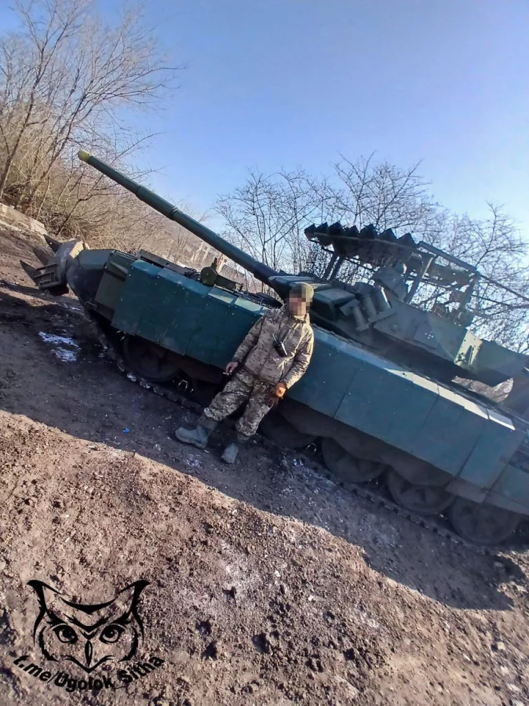 В зоне проведения СВО был замечен танк Т-72Б3М (кадр 1) ВС РФ с комплексом активной защиты "Арена-М", минным тралом КМТ-8 и антидроновым козырьком