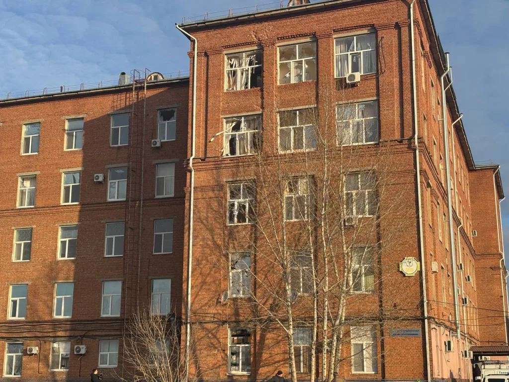 Два человека ранены в Энгельсе после атаки беспилотников, рассказал губернатор Саратовской области Роман Бусаргин. Выбиты окна в местной больнице, двух детских садах и школе