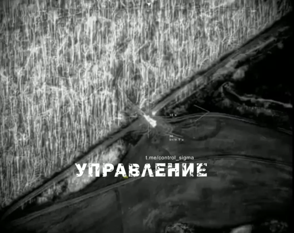 Дезинтеграция украинской 155-мм колесной САУ 2С22 "Богдана" ударом ракеты Х-БПЛА (ТКБ-1030) с борта БПЛА "Орион", окрестности села Наумовка в Сумской области