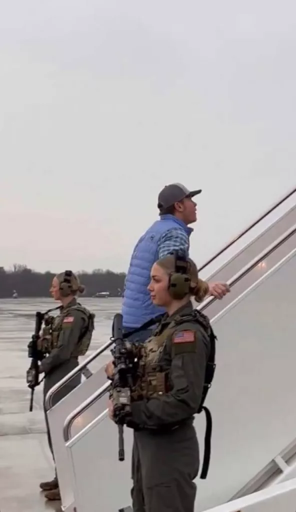 Женская охрана у Илона Маска. Прямо как когда-то у Муаммара Каддафи