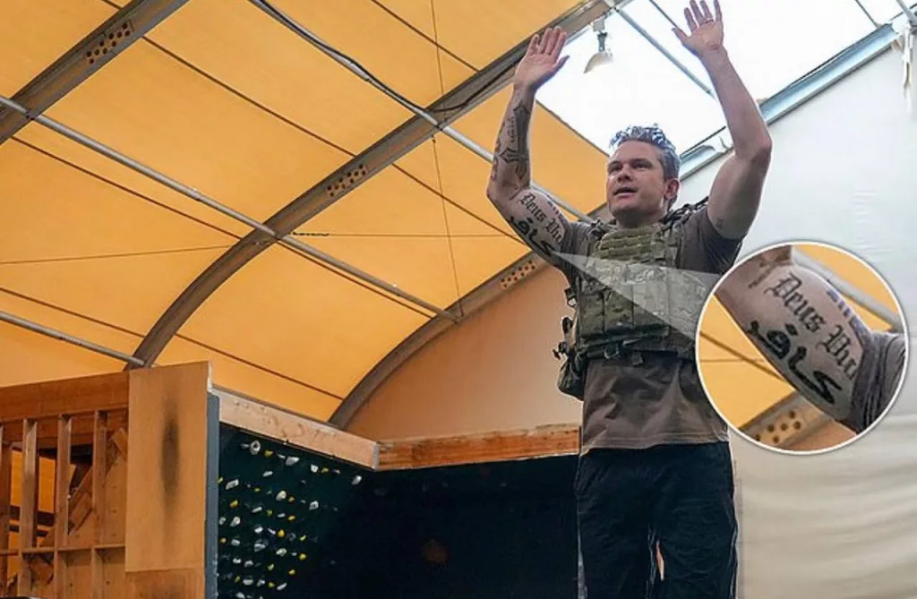На этот раз одном из видео под уже знакомой татуировкой Хегсета «Deus Vult» внимательные зрители углядели арабское слово كافر
