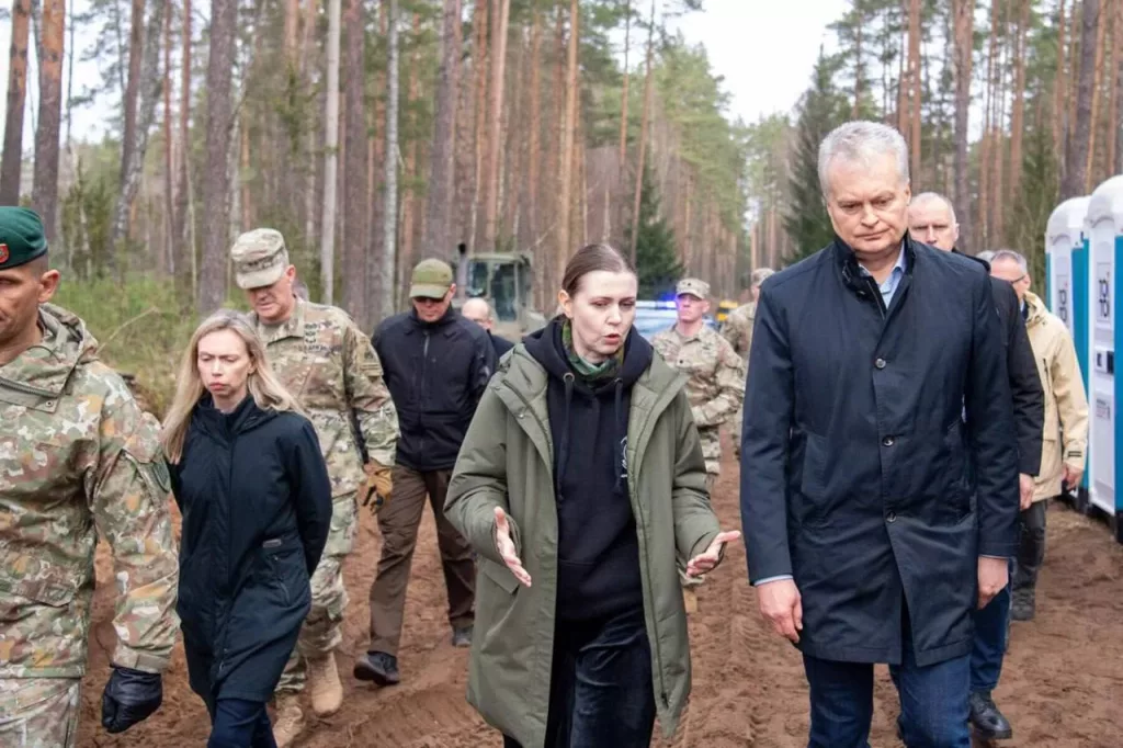 Тем временем болото, где утонула американская БРЭМ M88А2 Hercules, посетили лично президент Литвы Гитанас Науседа и Министр обороны Литвы Шакалене Довиле в сопровождении посла США в Литве Кары Макдональд