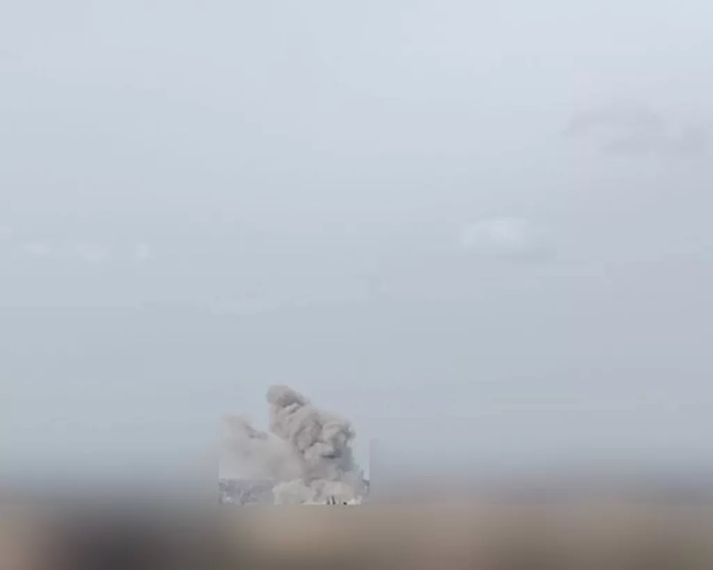 Кривой Рог. Над городом поднимается дым после взрыва