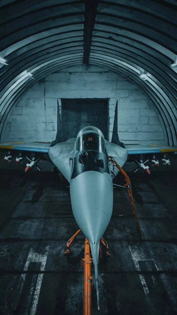 Несколько кадров с переданными Польшей истребителями МиГ-29 на вооружении воздушных сил Украины, в частности 114-й бригады тактической авиации