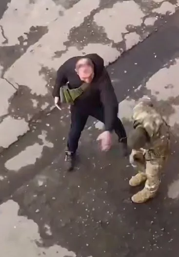 Ухилянт надавал лещей ТЦКшнику сопровождая воспитательную работу хорошим ликбезом