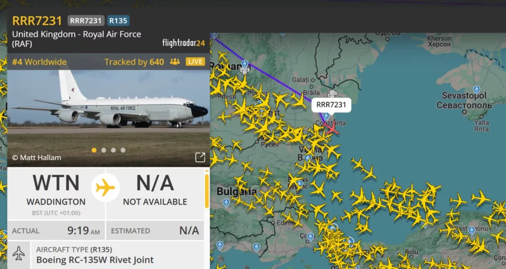 Британский Boeing RC-135W Rivet Joint, выполняющий роль летающего "штаба" радиоэлектронной разведки, в эти минуты заходит на патрулирование над Черным морем
