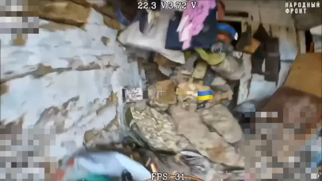 Выселение украинского солдата из дома прилетом российского FPV-дрона на оптоволокне