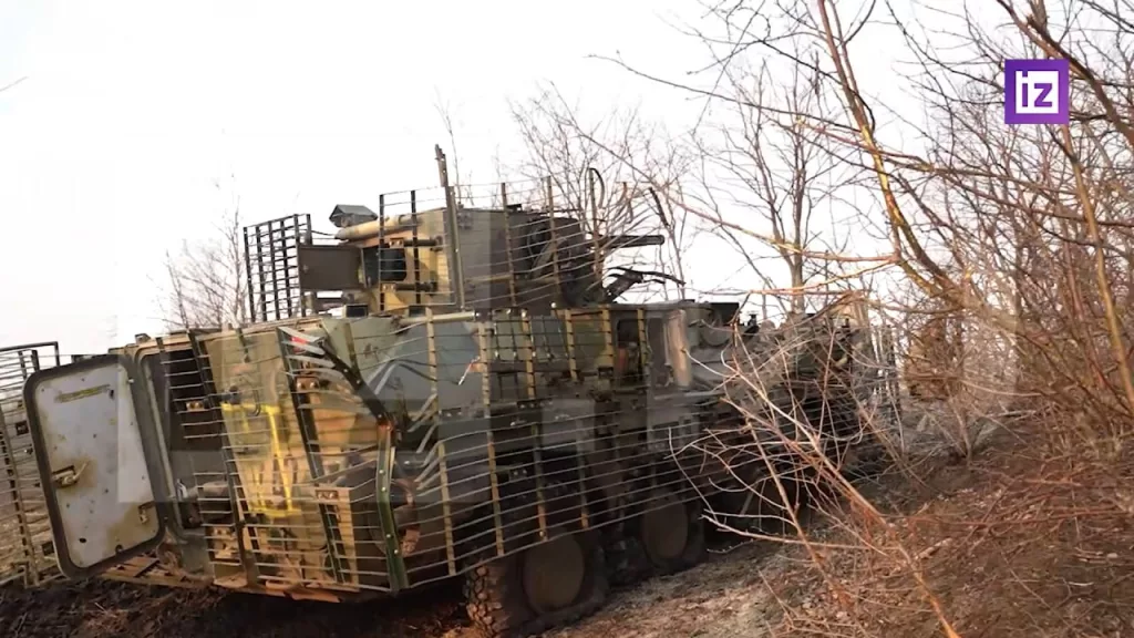 Эвакуация фактически уничтоженного M1124 MaxxPro и подбитого БТР-4Е украинской армии в Курской области