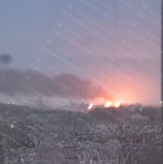После налёта дронов полностью обесточен город Ильичевск (Черноморск) Одесской области. Взрывы прогремели на подстанции и в портовой зоне