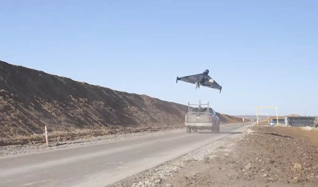 Момент запуска «Герани-2» с пикапа и кадр с бортовой камеры «Герани», применяемой по прифронтовым целям с украинскими SIM-картами на борту