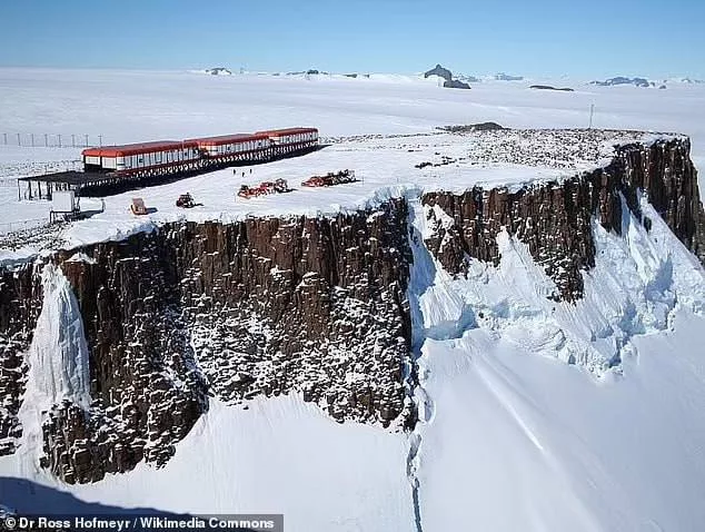 Учёные из ЮАР, застрявшие в Антарктиде, молят о спасении. Они утверждают, что один из членов их группы угрожает убить коллегу