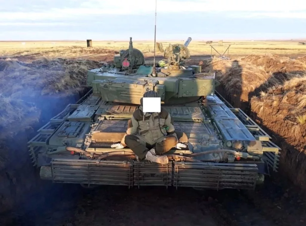 В зоне проведения СВО был замечен танк Т-72Б3М (кадр 1) ВС РФ с комплексом активной защиты "Арена-М", минным тралом КМТ-8 и антидроновым козырьком