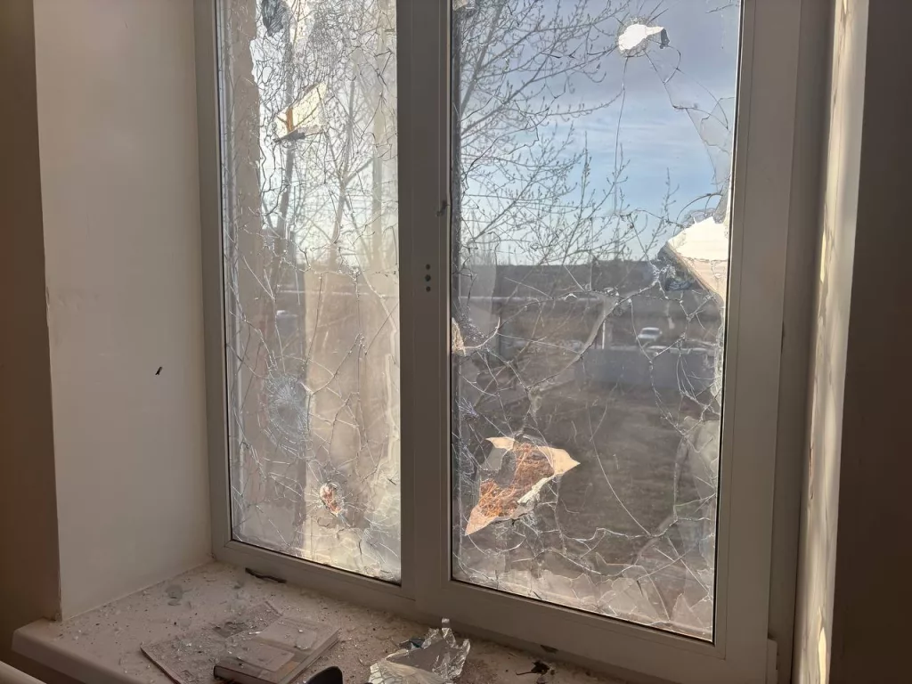 Два человека ранены в Энгельсе после атаки беспилотников, рассказал губернатор Саратовской области Роман Бусаргин. Выбиты окна в местной больнице, двух детских садах и школе