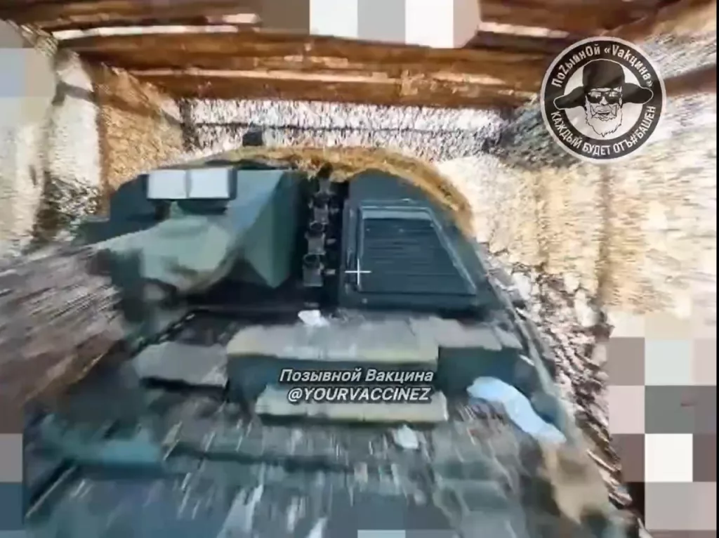 Поражение очередной 155-мм САУ PzH 2000 ударом FPV-дрона на оптоволокне