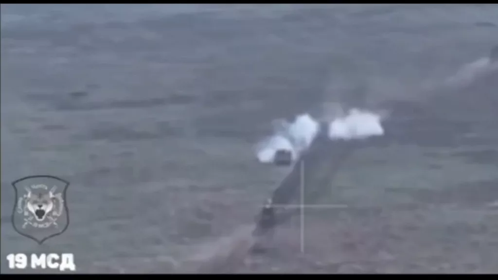 Забавный момент при штурме Малых Щербаков - украинский БТР M113 замер на обочине, пропуская российские БТР-82А с десантом, проезжающие мимо него