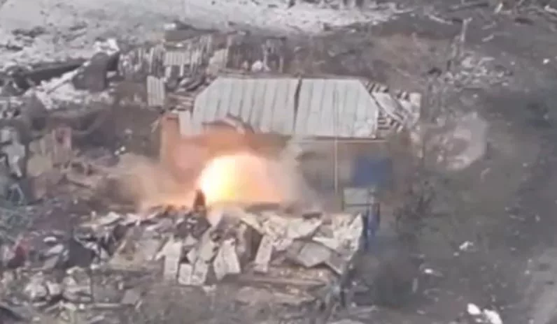 Выселение украинского солдата из дома прилетом российского FPV-дрона на оптоволокне