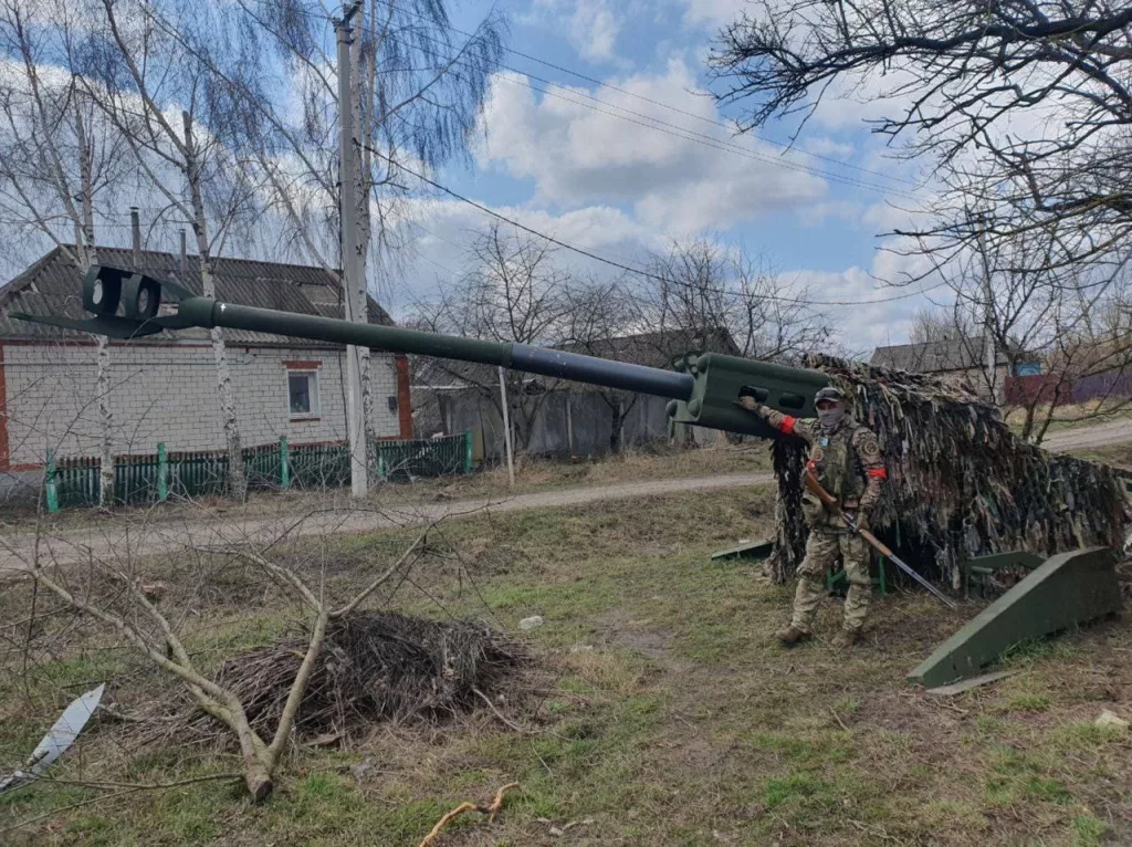 Макеты 155-мм гаубиц M777, доставшиеся российской армии в качестве трофеев при освобождении Курской области