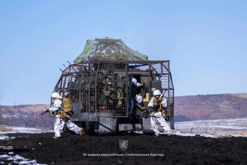 Украинский Козак-2М1 в масштабном антидроновом каркасе на учениях 81-й отдельной аэромобильной бригады ВСУ