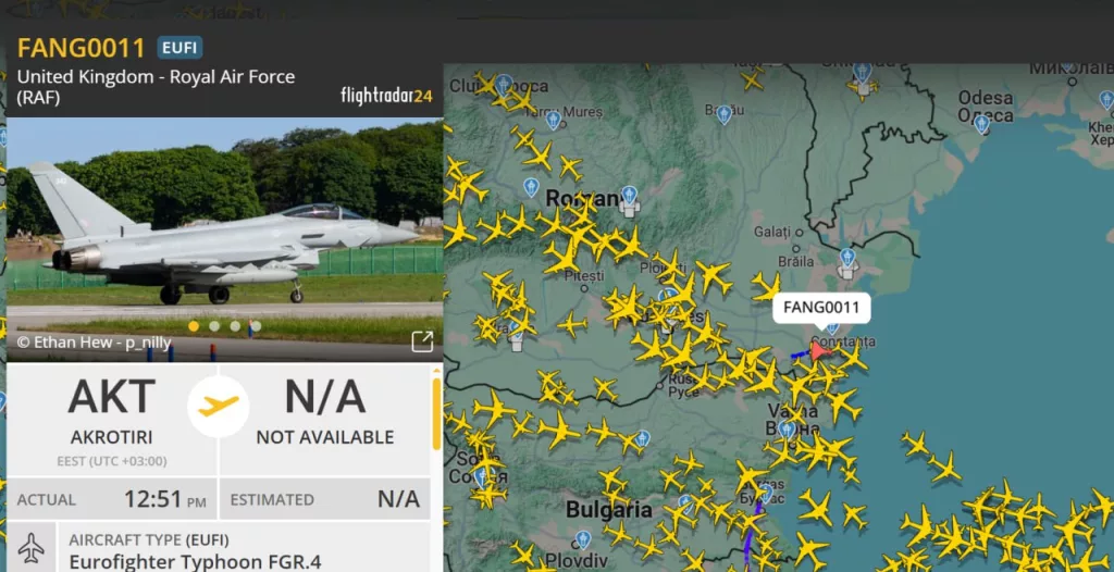 Британский Boeing RC-135W Rivet Joint, выполняющий роль летающего "штаба" радиоэлектронной разведки, в эти минуты заходит на патрулирование над Черным морем