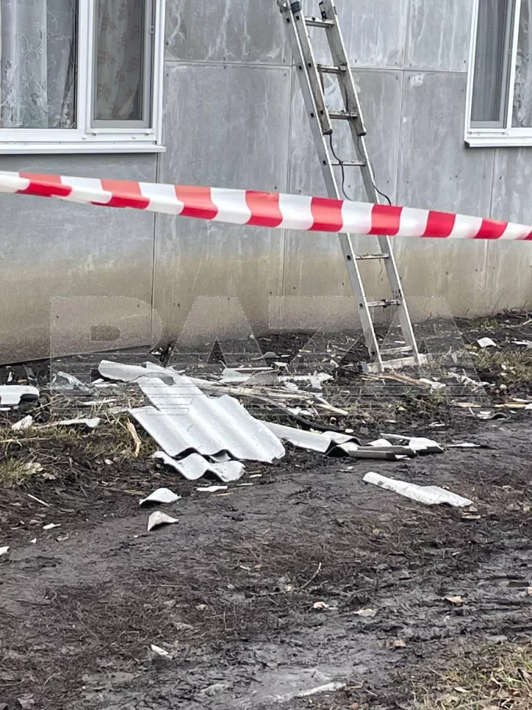 В жилой дом в Воронежской области прилетел беспилотник. Один из жителей за несколько минут до взрыва «пошёл в гараж слушать Соловьёва»