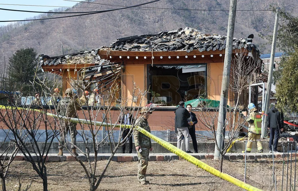 Появились видеокадры прилета восьми 500-фунтовых (227 кг) бомб Mk-82, сброшенных южнокорейским истребителем KF-16 в районе города Пхочхон и его последствий