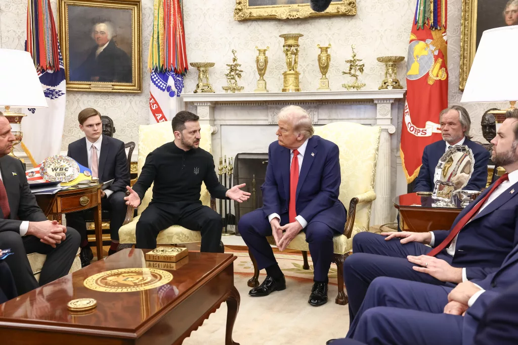 Трамп после перепалки с Зеленским в Белом доме приказал сотрудникам Нацбезопасности проверить, может ли Вашингтон полностью или временно прекратить поставки оружия Киеву — WSJ