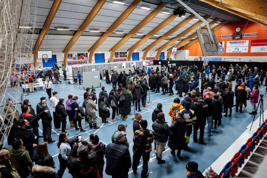 В Гренландии тем временем вчера прошли парламентские выборы. Накануне Трамп снова обратился к народу Гренландии и написал